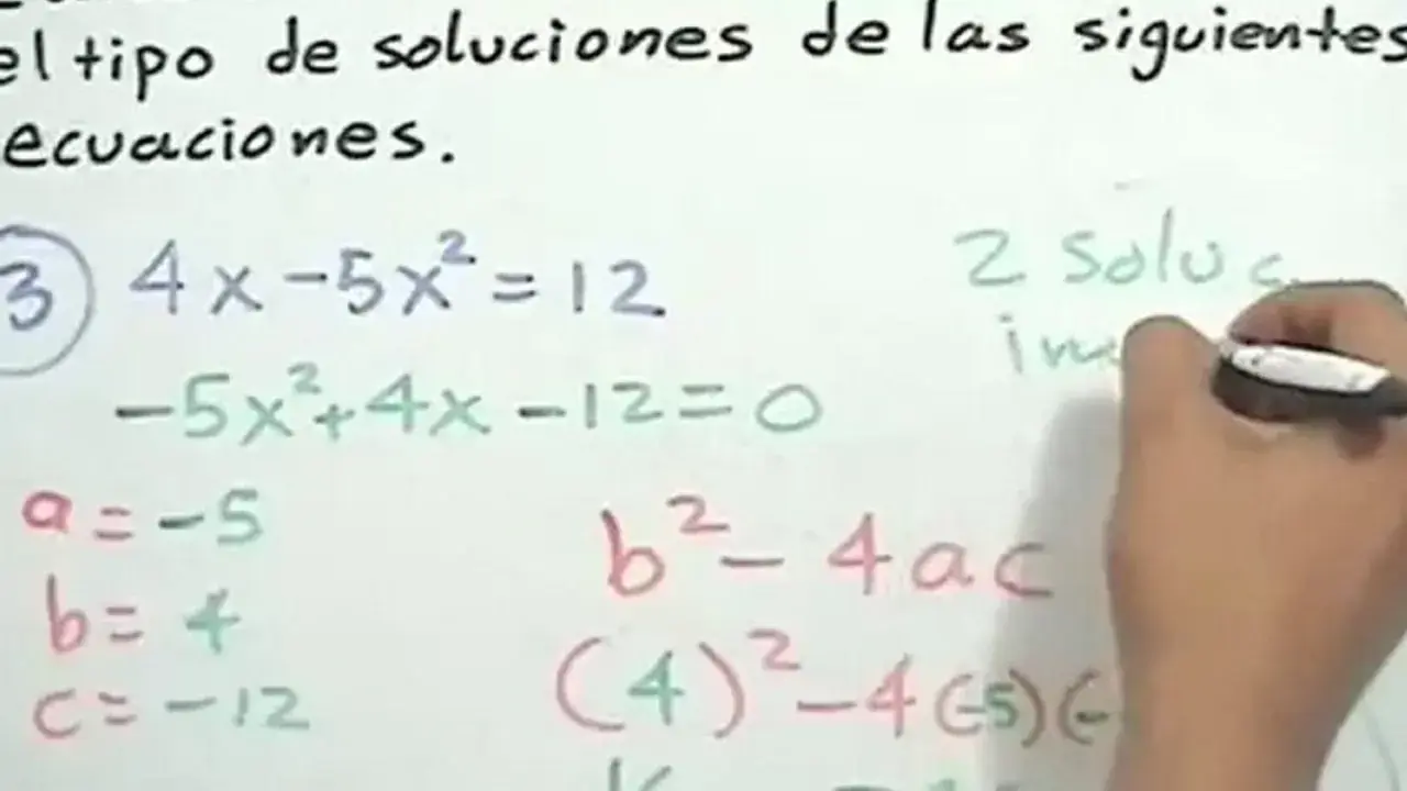 Calculando el discriminante de una ecuación de segundo grado para hallar el tipo de soluciones. Se muestra la ecuación y los valores de a, b, c.