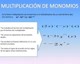 Explicación de la multiplicación de monomios con ejemplo: (2x)·(-y)·(x) = -2x²y. Se multiplican coeficientes y se suman exponentes de literales iguales.