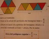 Un hexágono dividido en triángulos y un romboide formado por triángulos. Se explica la fórmula del triángulo para el área de un polígono regular.