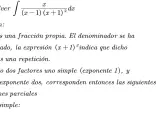 Resolviendo la integral usando fracciones parciales. El denominador tiene un factor repetido, (x+1)², lo que requiere una descomposición específica.