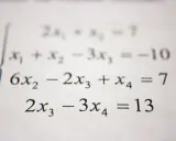 Sistema de ecuaciones lineales con cuatro incógnitas, donde se aplica el orden de operaciones matematicas para su resolución.