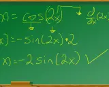 Cálculo de la derivada de cos(2x) en una pizarra verde. La solución muestra los pasos: f(x)=cos(2x), f'(x)=-sin(2x)·2, y el resultado final f'(x)=-2sin(2x).