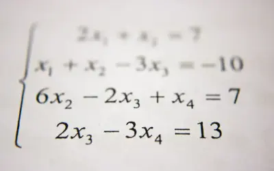 Sistema de ecuaciones lineales con cuatro incógnitas, donde se aplica el orden de operaciones matematicas para su resolución.