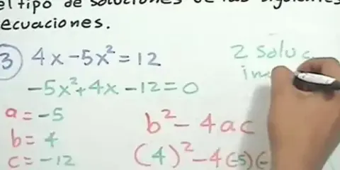 Calculando el discriminante de una ecuación de segundo grado para hallar el tipo de soluciones. Se muestra la ecuación y los valores de a, b, c.