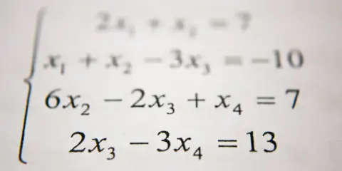 Sistema de ecuaciones lineales con cuatro incógnitas, donde se aplica el orden de operaciones matematicas para su resolución.
