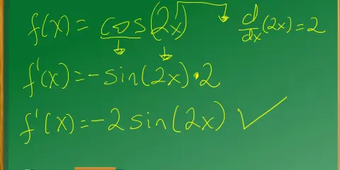 Cálculo de la derivada de cos(2x) en una pizarra verde. La solución muestra los pasos: f(x)=cos(2x), f'(x)=-sin(2x)·2, y el resultado final f'(x)=-2sin(2x).