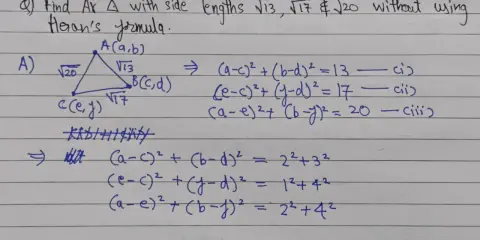 Triángulo con lados √13, √17, √20 y sus coordenadas. Se muestran ecuaciones para calcular el área, evitando la fórmula de Herón.
