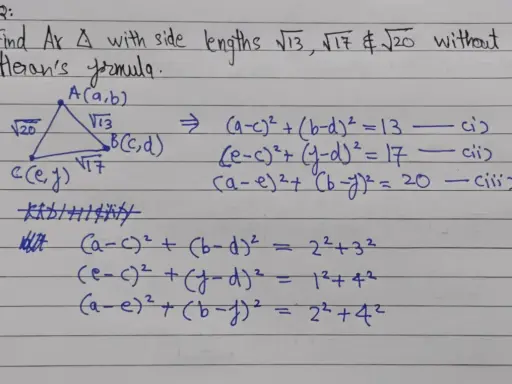 Triángulo con lados √13, √17, √20 y sus coordenadas. Se muestran ecuaciones para calcular el área, evitando la fórmula de Herón.