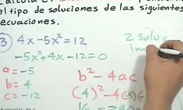 Calculando el discriminante de una ecuación de segundo grado para hallar el tipo de soluciones. Se muestra la ecuación y los valores de a, b, c.