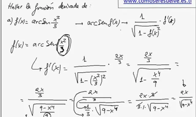 Cálculo de la derivada de f(x) = arcsen(x²/3). Se muestra el proceso paso a paso, aplicando la regla de la cadena para la derivada arcocoseno.